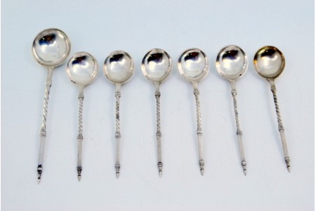 Conjunto de seis colheres de chá e  concha de açúcar em prata com cabos torcidos e relevados.